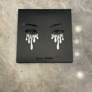 KYLIE COSMETICS EYESHADOW PALETTE!